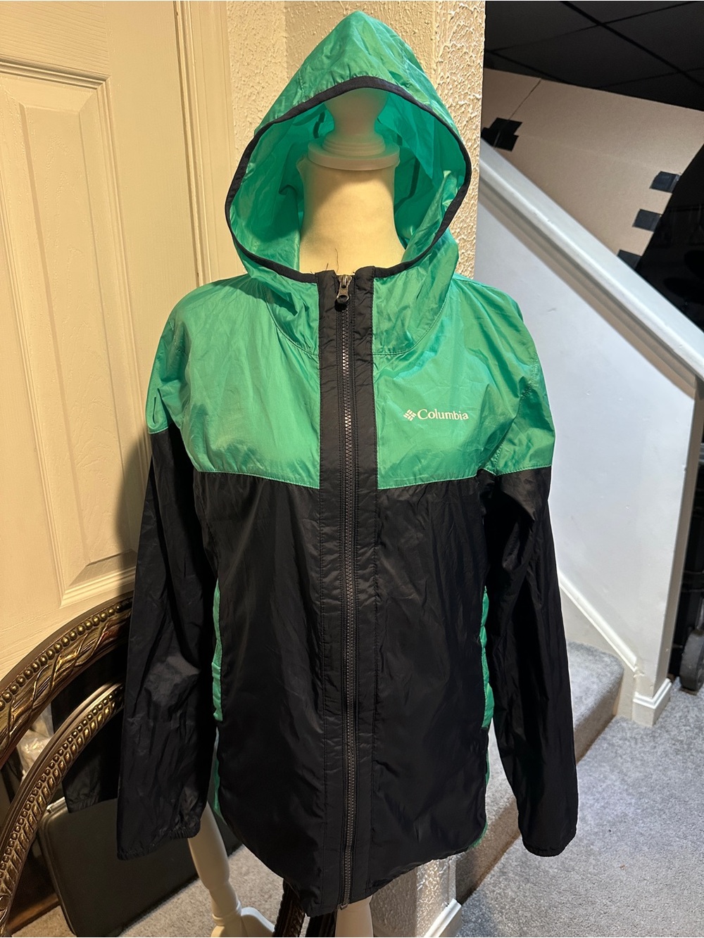 Columbia Flash Challenger windbreaker jacket in teal and navy blue. Size Xl